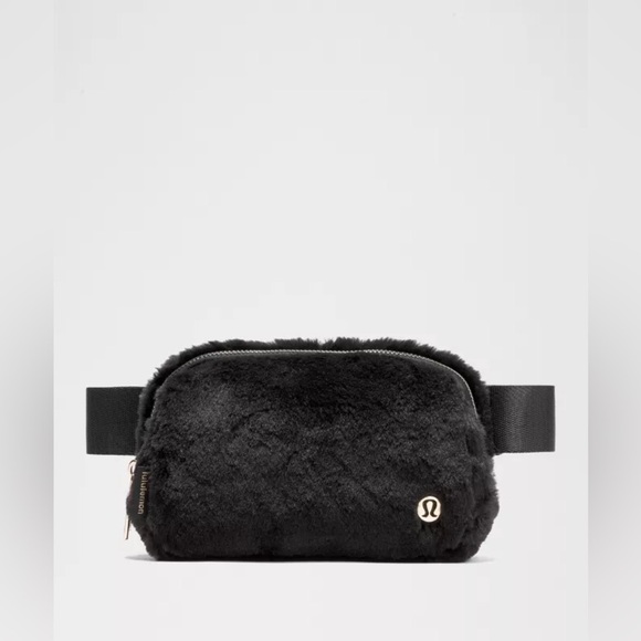 🆕🖤 Lululemon Everywhere Belt Bag Plush Fleece - Black Gold - Picture 1 of 6